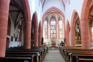 Das Kirchenschiff der katholischen Stadtpfarrkirche St. Ulrich