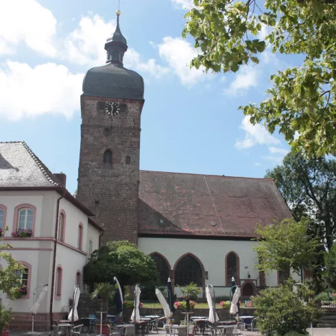 Die Martinskirche mitten in Billigheim (© Nicola Hoffelder, Landau-Land)