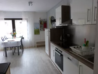 Küchenzeile im Wohnraum (© Susanne Schlipp)
