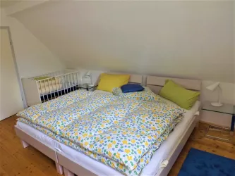 Schlafzimmer OG mit Kinderbett