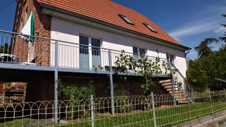 Südseite Ferienhaus mit Balkon (© Ferienhaus Fuchs)