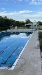 Schwimmerbecken im Freibad (© Verbandsgemeinde Winnweiler)