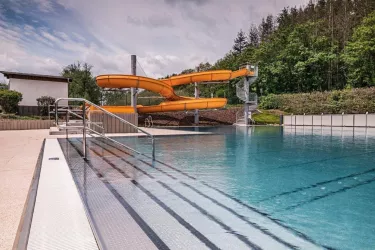 Freibad Winnweiler, Riesenrutsche (© Harald Kröher, Stileben)