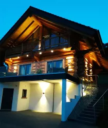 Blockhaus Berg-Kristall bei Nacht