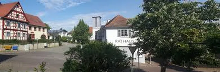 Das Bild zeigt das Rathaus der Ortsgemeinde Berg mit Blick in die Theresienstraße
