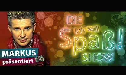 Ein Mann mit blonden Haaren trägt eine rote Jacke und lächelt. Im Hintergrund stehen bunte Texte mit dem Titel "Ich will Spaß!" und "SHOW".
