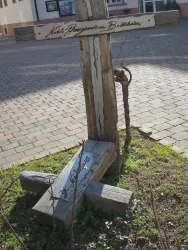 Kreuz St Nikolaus auf dem Vorplatz