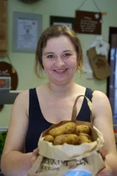 Julia Kreider-Böhm mit Kartoffeln vom Kartoffelhof (© Südpfalz-Tourismus LK GER e.V., Christian Ernst)