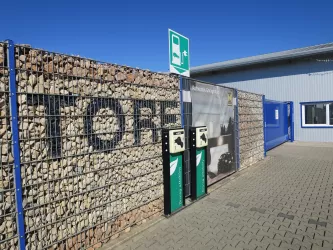Parkplatz mit Ladesäulen