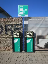 Zwei Ladesäulen für E Autos