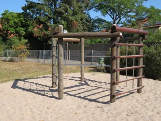 Klettergerüst mit mehreren Stationen