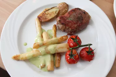 Tellergericht mit Spargel