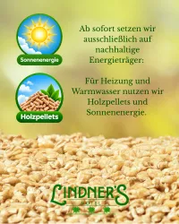 Das Bild zeigt die Botschaft eines Hotels zur Nutzung nachhaltiger Energien. Es werden Sonnenenergie und Holzpellets für Heizung und Warmwasser genannt.