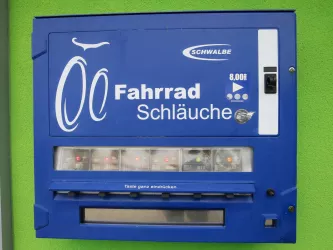 Fahrradschlauch-Automat an der Außenwand