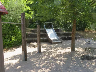 Breite Rutsche und Wippe