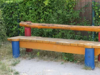 Sitzgelegenheit am Spielplatz