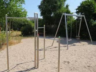 Klettergerüst und Schaukel