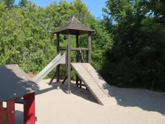 Kletterturm mit Rutsche