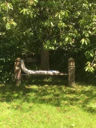 Sitzplatz im Garten (© G. Reinfrank)