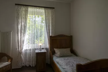 Schlafzimmer mit getrennten Betten
