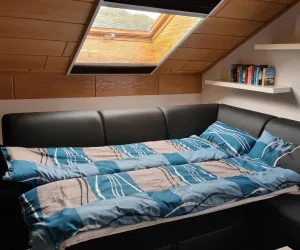 Schlafsofa im Wohnzimmer (© Archiv: Appartement Persang)