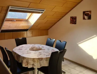 Küche: Esstisch (© Archiv: Appartement Persang)