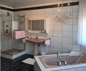 Badezimmer (© Archiv: Appartement Persang)