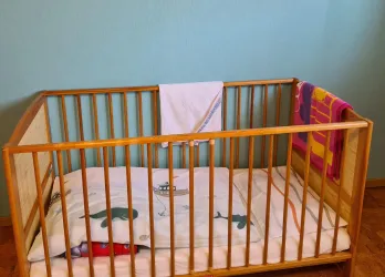 Kinderbett im Elternschlafzimmer (© Archiv: Appartement Persang)