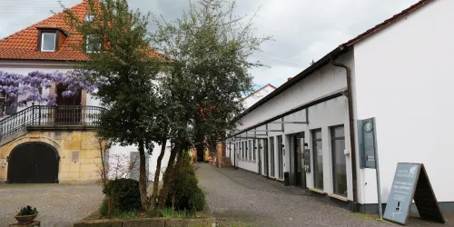 Von der Straße mit Blick auf den Winzerverein Forst