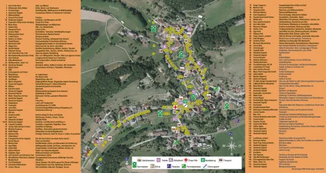 Eine detaillierte Karte eines Dorfes mit beschrifteten Orten und Sehenswürdigkeiten. Die Karte zeigt die Umgebung und bietet Orientierungshilfen für Besucher.