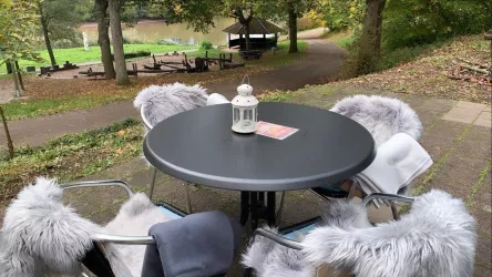 Sitzbereich neben dem Kiosk