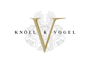 Ein elegantes Logo mit dem Schriftzug „KNÖLL & VOGEL“ und einem stilisierten „V“ in Gold. Im Hintergrund ist ein detailreiches Emblem zu sehen.