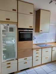 Küche mit Kühlschrank und Ofen/ Herd