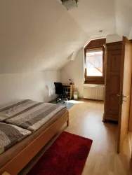 2. Schlafzimmer Kleiderschrank / Schreibtisch