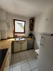 Küche mit Spüle und Spülmaschine
