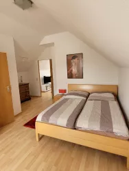 2. Schlafzimmer mit Durchgang Lese-/ Fernsehzimmer
