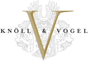 Ein elegantes Logo von Knöll & Vogel mit einem goldenen "V" in der Mitte. Im Hintergrund ist ein dekoratives Wappen zu sehen.