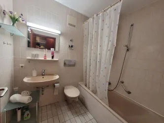Bad mit Badewanne