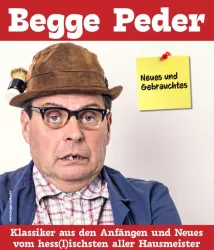 Ein humorvoller Mann mit Brille und Anzug steht vor einem roten Hintergrund. Auf dem Bild ist ein Zettel mit der Aufschrift „Neues und Gebrauchtes“ zu sehen.