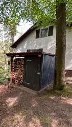 Ein kleiner Fahrradgarage neben dem Ferienhaus.