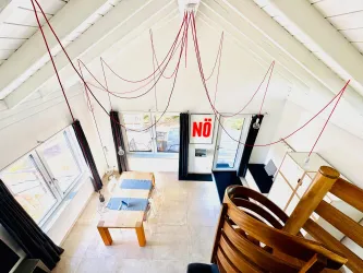 Blick von der Empore in den hellen Wohnbereich.