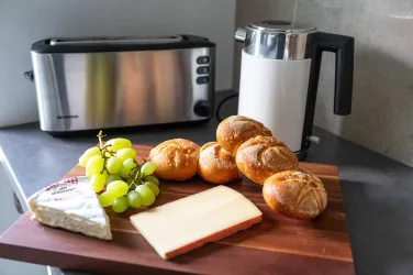 Ein Toaster und ein Wasserkocher gehören auch zum Inventar.