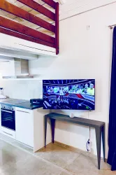 Das Häuschen ist im Wohnraum mit einem Samsung-Smart TV ausgestattet. Selbstverständlich gibt es auch eine stabile WLAN-Abdeckung im Haus und auf der Terrasse.