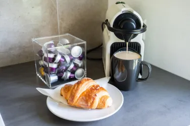 Die Küche verfügt über eine umfangreiche Ausstattung und eine Nespresso-Kaffeemaschine.