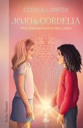 Zwei Mädchen stehen sich gegenüber und halten sich an den Händen. Im Hintergrund ist ein futuristisches, technisches Muster sichtbar.
