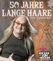 Ein lächelnder Mann mit langen, blonden Haaren und einer Sonnenbrille. Der Hintergrund zeigt eine rockige Atmosphäre mit dem Schriftzug "50 Jahre lange Haare".