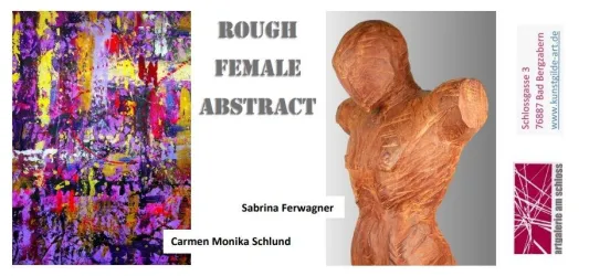 Ein abstraktes Gemälde mit lebendigen Farben auf der linken Seite. Rechts ist eine Skulptur einer weiblichen Figur aus Holz zu sehen.