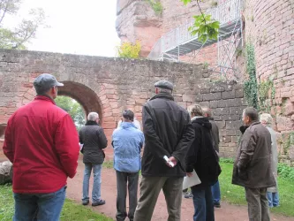 Gruppe auf der Burg Nanstein (© VG Landstuhl)