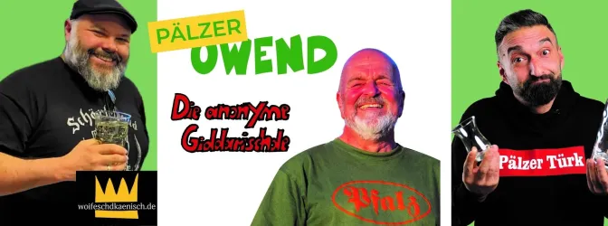 Drei Männer in verschiedenen T-Shirts stehen vor einem bunten Hintergrund. Sie halten Getränke und lächeln in die Kamera.