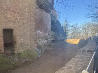 Außenanlage Scharfenberg (© Verein Südliche Weinstrasse Annweiler am Trifels)